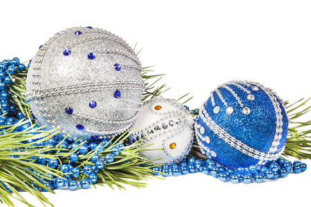 圣诞树枝和蓝色与白色闪光球图片