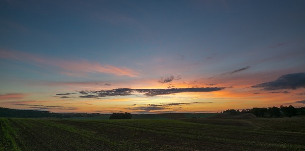 美丽后域上的夕阳的天空