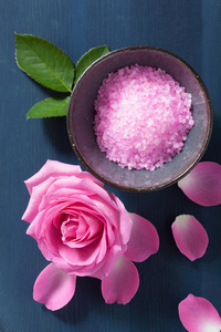 玫瑰花朵草药盐 spa 和芳香疗法