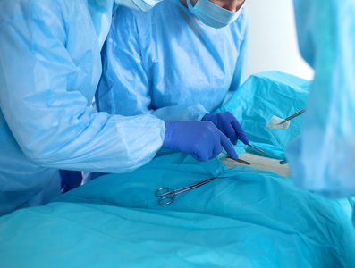 团队的外科医生在制服上执行的操作一个病人在心脏外科诊所
