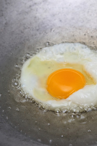 用油烹调热的平底锅煎蛋