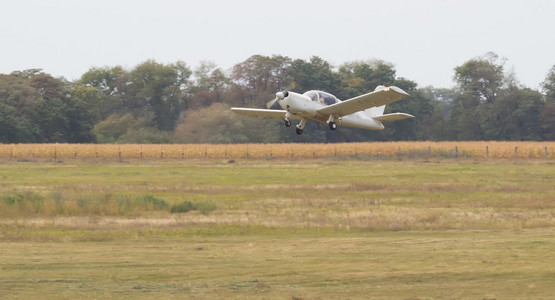 小飞机在空气中