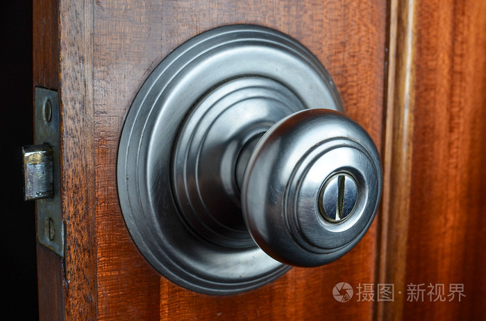 金属门把手上的锁闩打开木门