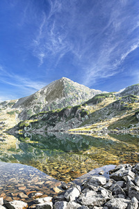 宁静的山峰和喀尔巴阡山中的湖景观