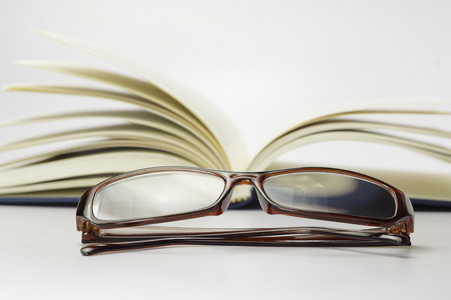 书 听诊器和眼镜概念