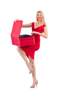 鲜红色的裙子和白一个孤立的旅行箱的女人