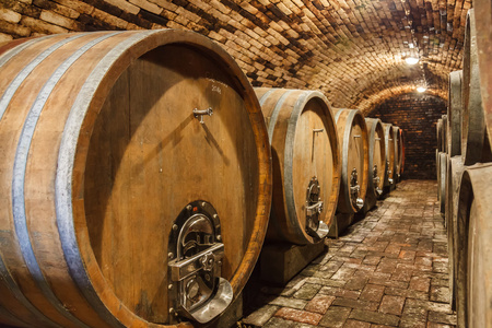 酒窖橡木桶图片