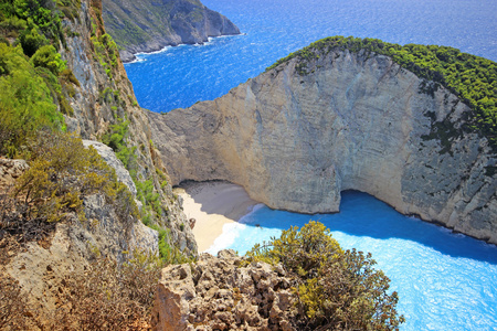 Navagio 海滩 沉船 在日落时扎金索斯岛上。希腊