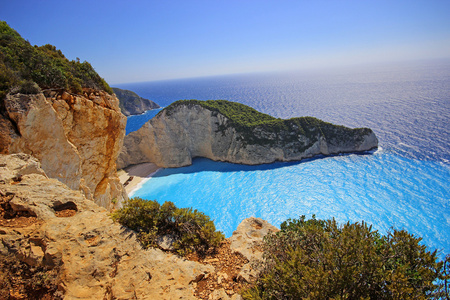 Navagio 海滩 沉船 在日落时扎金索斯岛上。希腊