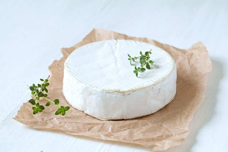 卡门培尔奶酪奶酪传统法国美食与百里香在羊皮纸上
