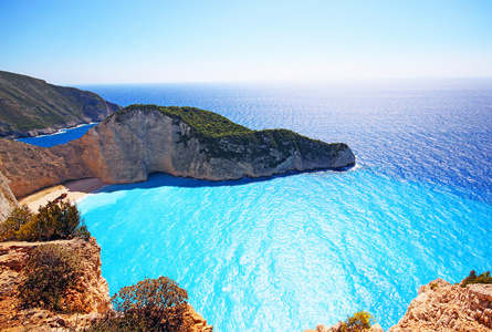 Navagio 海滩 沉船 在日落时扎金索斯岛上。希腊