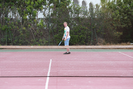 年轻人打网球户外
