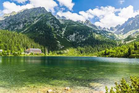 池塘Popradzki 秸秆 Popradske 萨格勒布 和周围美丽的山峰