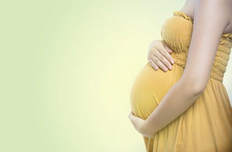 怀孕的女人爱抚着她的肚子里图片