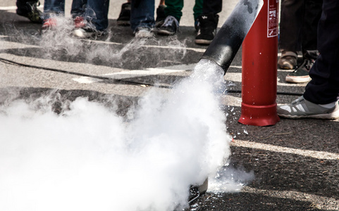 火飞溅飞溅的泡沫灭火器照片