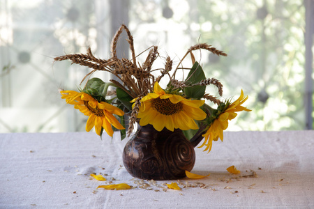 陶瓷花瓶里的向日葵花束