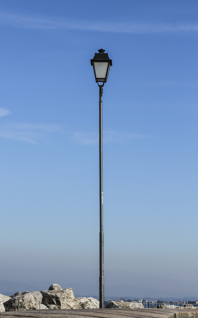 蓝蓝的天空在灯柱