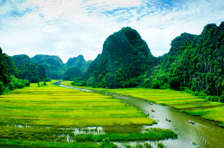 通过越南稻田 Ngodong 河