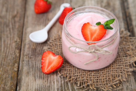 草莓酸奶和成熟的草莓