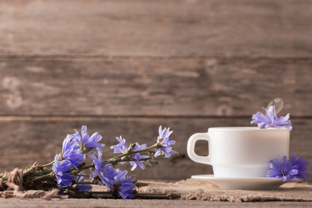 杯茶，菊苣木背景