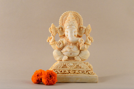 印度教的神甘尼萨。甘尼萨偶像与花