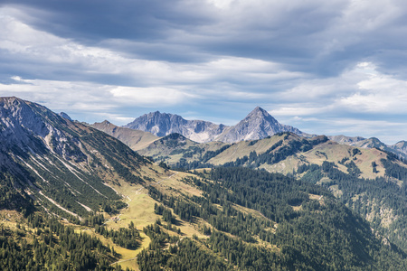 在首脑会议的 Gaishorn 与 Tannheimer tal 阿尔卑斯山