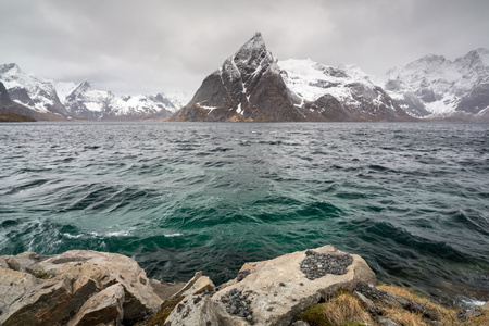 Olstind 山峰 Reine，罗弗敦群岛附近的一个里程碑