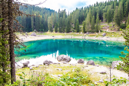 美丽的景色的湖 Karersee 在意大利