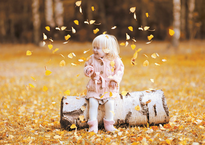 快乐的孩子呕吐黄色的叶子和在秋天 par 开心