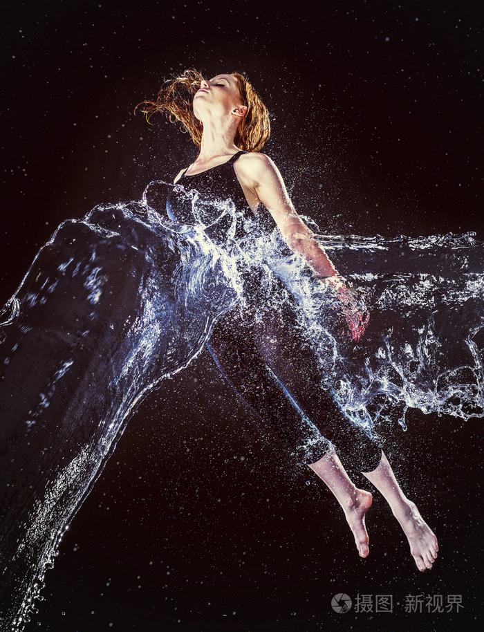 水中的年轻女子溅在空中