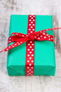 绿色礼物为圣诞节或其他庆祝活动上的木板