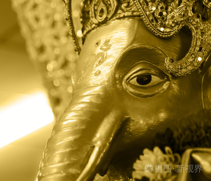 在印度教神话中与 g 的金色 ganesh 大象神雕像