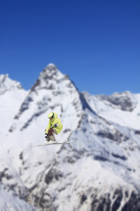 在山上飞的滑雪者