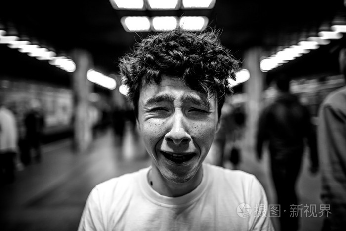 小男孩哭在地铁里,黑色和白色的照片