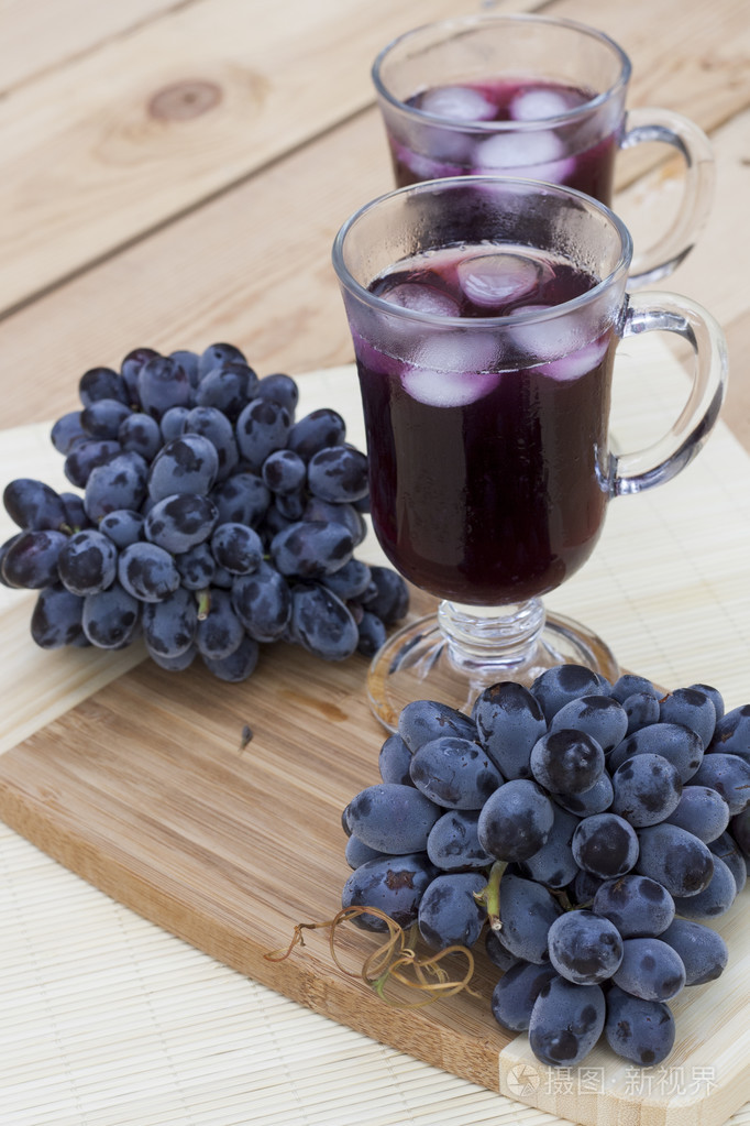 带冰的葡萄汁冷却器和一杯新鲜的蓝灰色