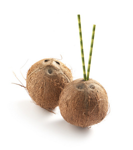 与竹秸秆的白色背景上的两个椰子