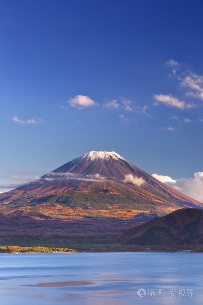 富士山和湖本栖湖 日本在一个明确的下午照片 正版商用图片1k4kuh 摄图新视界