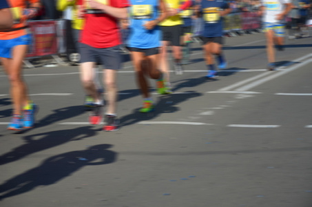 模糊背景 马拉松跑步公路跑步运动健身和健康生活方式概念