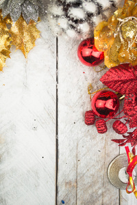圣诞装饰品木制背景上的红色和金色语气