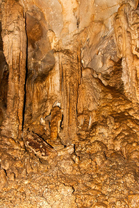 石灰岩在墙上的一个地下洞穴