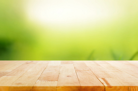 木桌上抽象自然绿色背景上