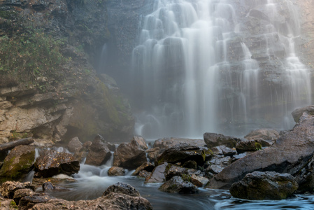 瀑布岩湖