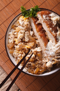 日本食品 katsudon 特写。垂直的顶视图