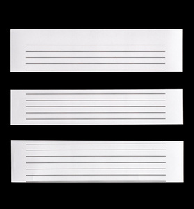 关闭了白色横线的纸上黑色孤立照片