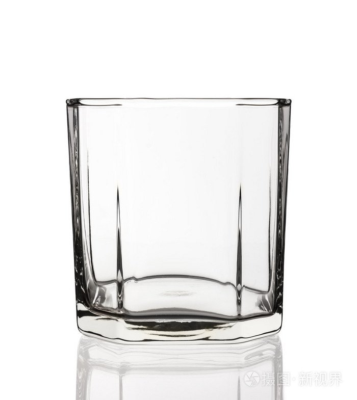 孤立在白色背景上的空杯