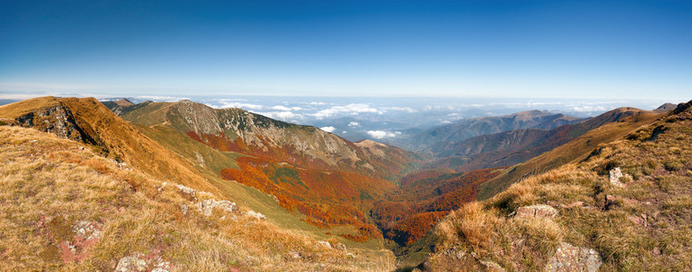 在阳光明媚的早晨的秋季山景观。