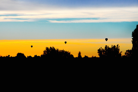 三个气球在天空中的费拉拉