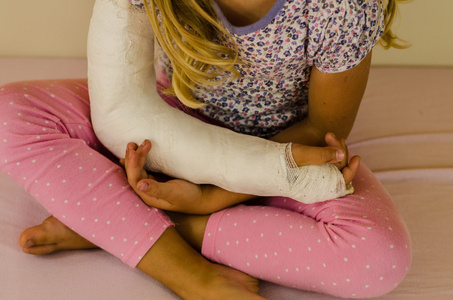 肩部用绷带包扎照片