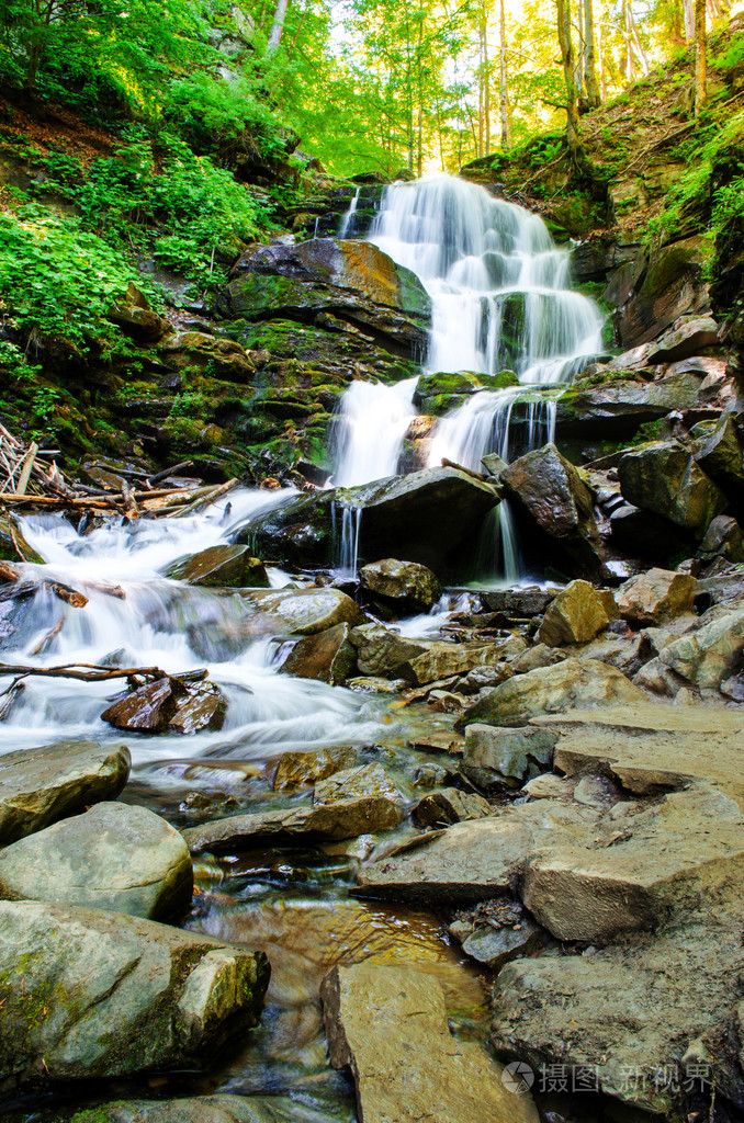 山瀑布美丽的风景在夏天