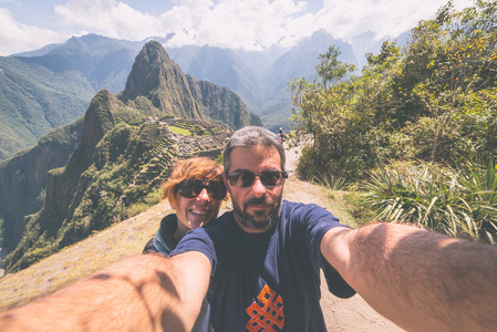 自拍照在秘鲁马丘比丘的色调图像